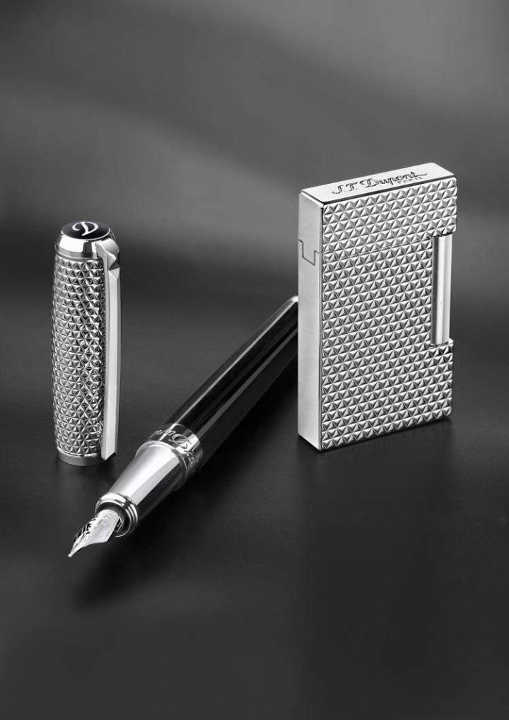 Photo d'un stylo-plume et d'un briquet de luxe par Yannick le Merlus Photographe Paris